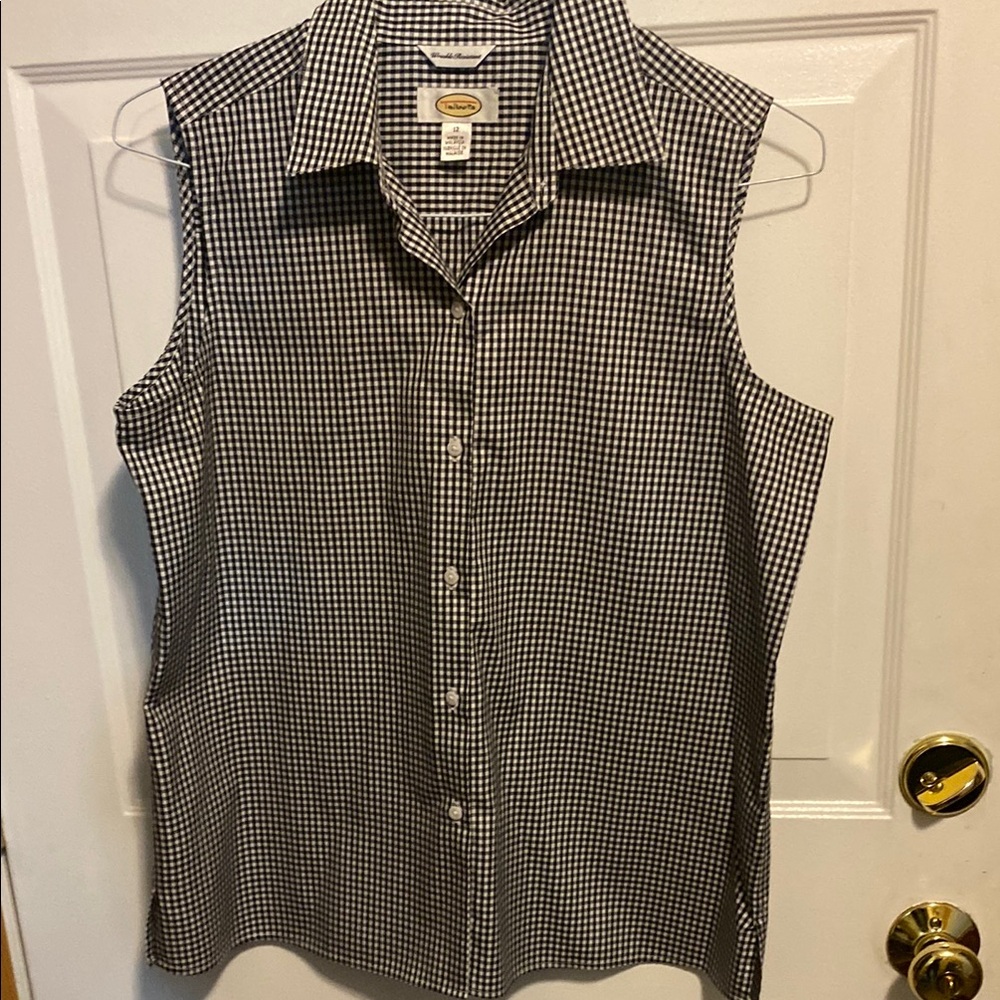 Chic Talbots sleeveless wrinkle resistant shirt